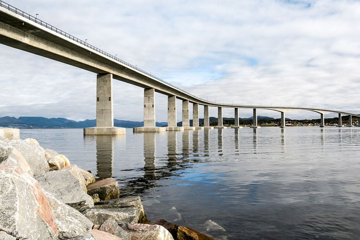 Tresfjordbrua Norwegen